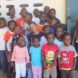 Les enfants orphelins du centre 